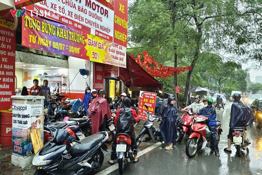 Các cửa hàng sửa xe tại Hà Nội đón 'thần tài' sau mưa kỷ lục, thợ đuối sức phải làm điều này
