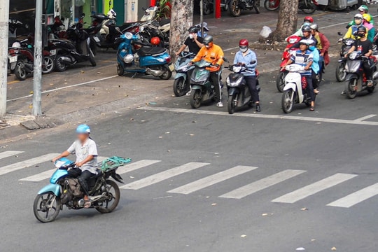 Người đi xe máy vẫn vượt đèn đỏ, leo vỉa hè ở nơi vắng CSGT