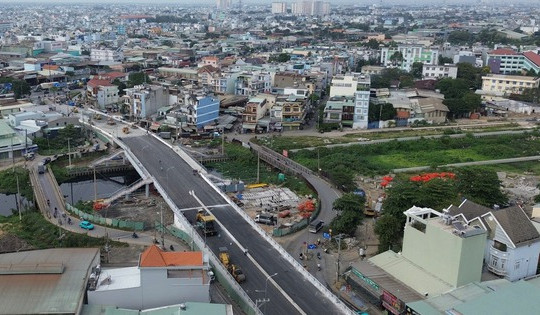 Vài ngày nữa, cầu cũ bị sập trên tuyến đường nối vào sân bay Tân Sơn Nhất hoàn toàn được thay thế