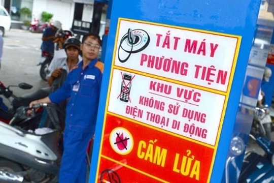 Đề xuất tăng mức phạt với hành vi mang điện thoại vào cây xăng lên đến 5 triệu đồng