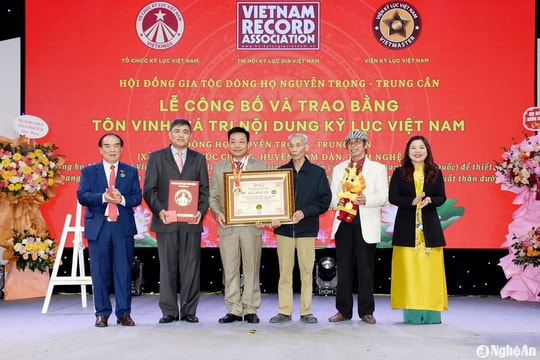 Dòng họ 500 năm tuổi vừa được vinh danh kỷ lục Việt Nam có ba đời liên tiếp đỗ đại khoa, bốn đời có 5 lần được cử đi sứ