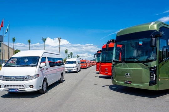 Hãng ô tô Việt vừa bàn giao 90 xe cho đối tác lớn