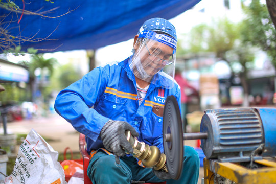 Tò mò nghề đánh bóng 'báu vật' mỗi năm làm một lần