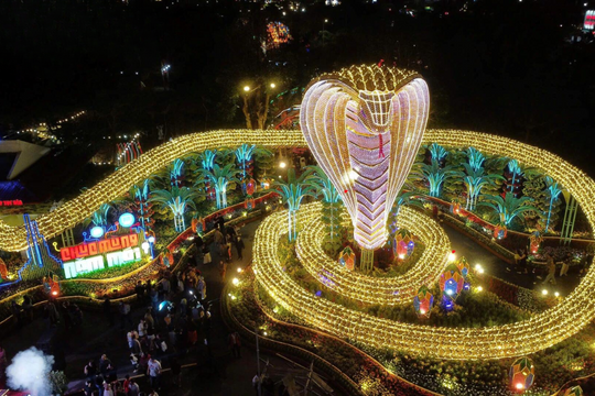 Chiêm ngưỡng hổ mang chúa ôm đá quý cao 11m, dài 135m tại Việt Nam, là linh vật ấn tượng xuân Ất Tỵ 2025