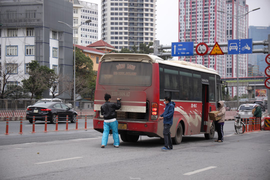 Xe dù, bến cóc hoành hành dịp Tết ở Hà Nội