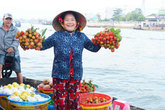 Chợ nổi có tiếng nhất Việt Nam bán gì ngày Tết?