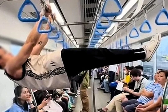 Đề nghị công an vào cuộc vụ thanh niên hít xà đơn trên tàu metro số 1