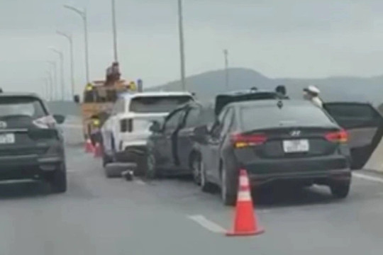 4 ô tô va chạm liên hoàn trên cao tốc Mai Sơn – Quốc lộ 45 chiều mùng 5 Tết