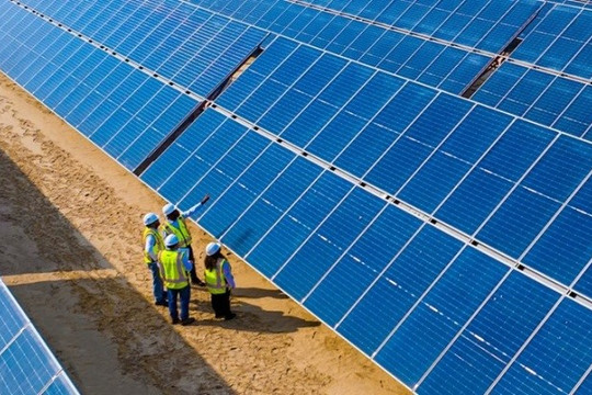 ‘Siêu’ dự án điện mặt trời lớn nhất thế giới: Sử dụng 10 triệu tấm pin có diện tích ngang quận đông dân nhất Việt Nam, đủ để đáp ứng nhu cầu của khoảng 750.000 hộ gia đình