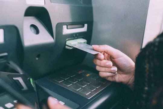 Một chiêu trò lừa đảo hoàn toàn mới nhắm đến người cao tuổi khi rút tiền tại cây ATM