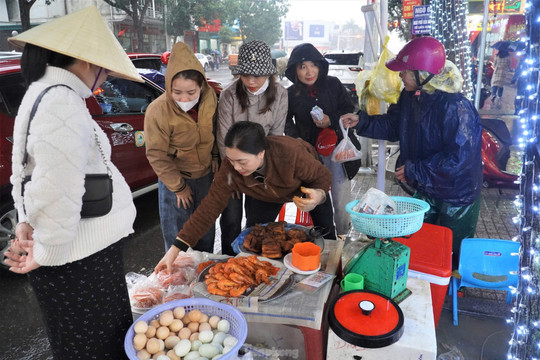 Không phải cá lóc, lợn quay, nhiều người cúng Thần tài mâm cỗ có tên khá lạ