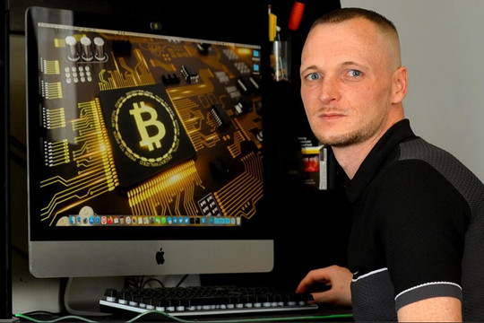 Lỡ tay vứt đi ví chứa 7.500 Bitcoin, người đàn ông quyết mua lại cả bãi rác để tìm lại ‘kho báu’ trị giá 770 triệu USD