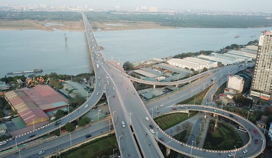 Cây cầu dài 6km bắc qua sông Hồng, là công trình gắn liền kỷ niệm 1000 năm Thăng Long - Hà Nội được đề xuất sửa chữa