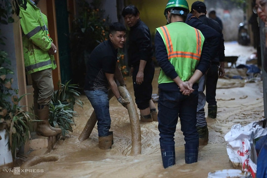 Bùn đất bất ngờ 'phun trào' ngập phố, Ban Quản lý Đường sắt đô thị Hà Nội nói gì?