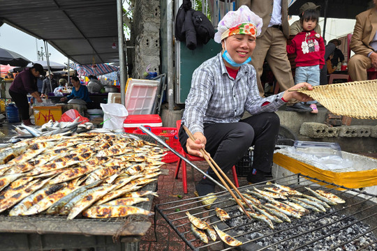 Nướng cá đặc sản không ngơi tay, nhiều người 'hốt bạc' mỗi ngày