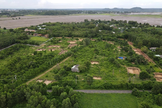 Phát lộ thành cổ duy nhất còn hiện hữu trên thực địa Nam Bộ, rộng khoảng 10ha, nơi hàng nghìn cổ vật bị chôn vùi