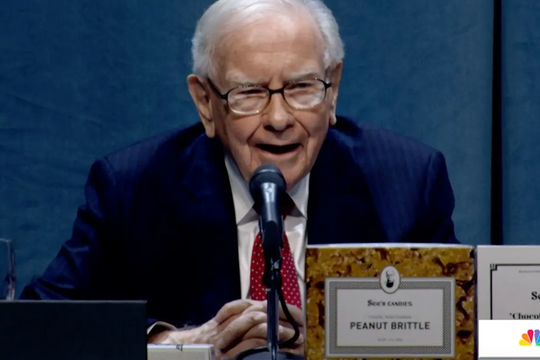 Warren Buffett bất ngờ lên tiếng về thuế quan của ông Trump, khẳng định nó sẽ 'giáng đòn' vào chính người tiêu dùng