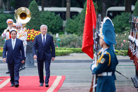 Thủ tướng Phạm Minh Chính chủ trì lễ đón chính thức Thủ tướng Kyrgyzstan