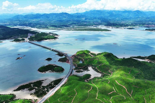 Tuyến cao tốc duy nhất của Việt Nam kết nối 3 sân bay quốc tế, 3 cửa khẩu quan trọng của miền Bắc: Sở hữu 35 cây cầu, được thi công trong hơn 500 ngày