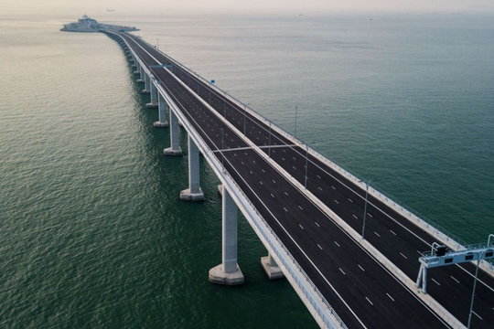 Dài gấp hơn 10 lần cầu vượt biển dài nhất Việt Nam, đây là ‘siêu’ cầu vượt biển dài nhất thế giới có thể đứng vững trước bão cấp 16 và động đất cấp 8, tàu 300.000 tấn đâm không sập