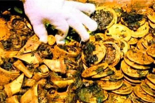 Kho báu đầy vàng bạc gần 700 tỷ bắn tung tóe sau tiếng nổ lớn từ mộ cổ, chính quyền điều động quân đến ngăn người dân mất kiểm soát