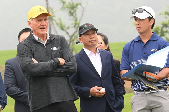 Huyền thoại “Cá mập trắng” Greg Norman khảo sát sân golf T&T Văn Lang Empire chuẩn bị cho trải nghiệm 18 hố