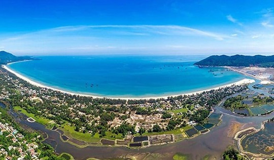 Mời gọi đầu tư KCN nghìn tỷ trên vùng vịnh đẹp nhất thế giới nằm ‘sát sườn’ cảng nước sâu quan trọng bậc nhất miền Trung