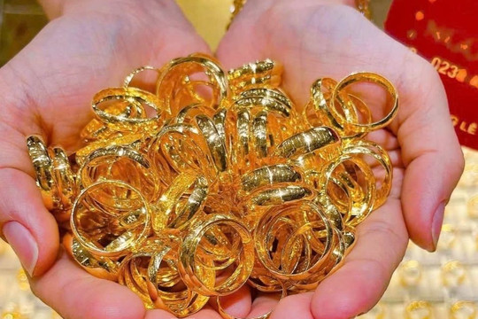 'Tôi bán 100 chỉ vàng nhẫn lãi trên 300 triệu đồng'