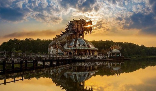 Công viên nước bỏ hoang duy nhất tại Việt Nam bất ngờ vụt sáng trên báo nước ngoài, khách Tây nườm nượp đến check-in