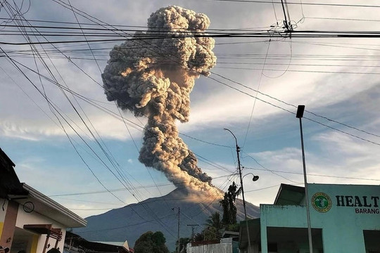 Ngọn núi bất ngờ bốc cột khói cao tới 4.000m, lập tức sơ tán người dân, đóng cửa trường học