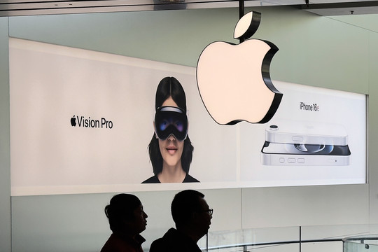 Nhà sản xuất iPhone đứng bên bờ khủng hoảng trước khi Tổng thống Trump nhượng bộ thuế