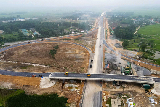 Chạy 'nước rút' để cao tốc qua Hà Tĩnh, Quảng Bình kịp thông xe trước 30/4