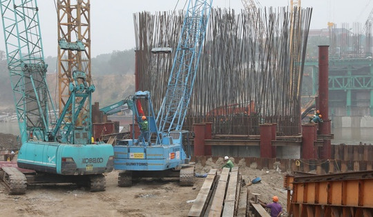 Cây cầu vượt bắc qua sông Hồng chuẩn bị hợp long, sau cú sập kinh hoàng trong trận bão Yagi