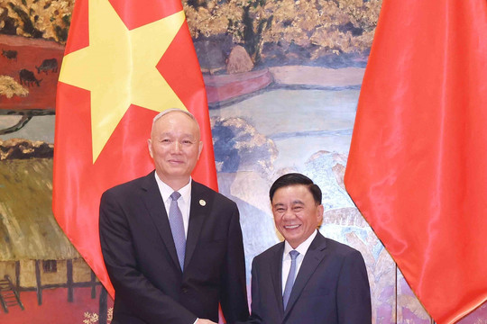 Thường trực Ban Bí thư hội đàm với Chánh VP Trung ương Đảng Cộng sản Trung Quốc