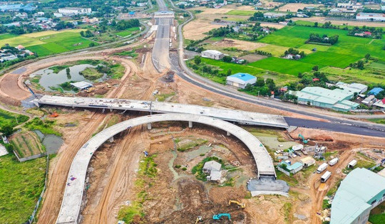 Toàn cảnh đại công trường nút giao 3 tầng kết nối 6 trục đường của 3 địa phương giàu nhất Việt Nam