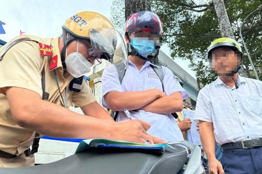 Quy định mới nhất về lỗi không xi nhan đối với ô tô, xe máy: Nếu bật sai có thể bị phạt lên đến 22 triệu đồng