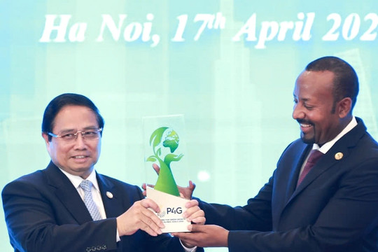 Thủ tướng chuyển giao biểu trưng đăng cai P4G cho Thủ tướng Ethiopia