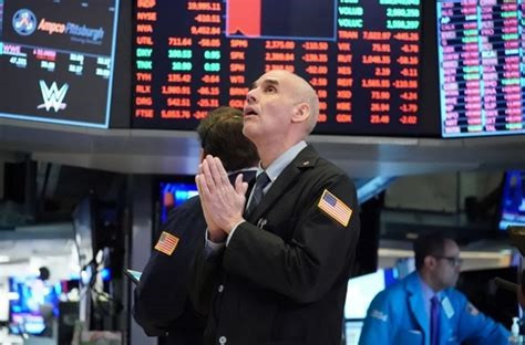 S&P 500 giảm hơn 2%, Nasdaq mất 3% vì lời cảnh báo của Chủ tịch Fed