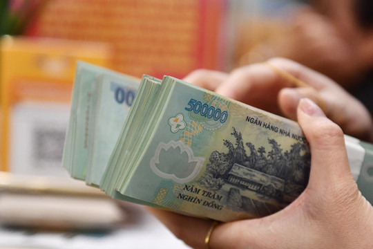 Lãi suất ngân hàng hôm nay 18/4/2025: Nhà băng vội vã tăng lãi suất huy động