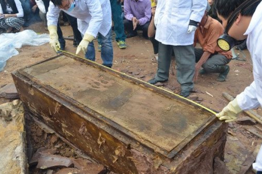 Vô tình ‘đụng’ trúng mộ cổ khi đào đất, chuyên gia lập tức khai quật: Phát lộ chất lỏng ‘cực độc’ dưới tấm vải che hài cốt