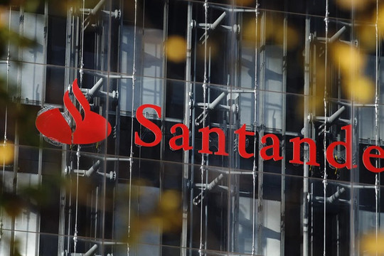 Thuế quan của ông Trump khiến UBS mất ngôi vương ngân hàng lớn nhất châu Âu