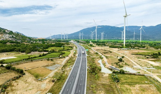 Cao tốc đi qua cánh đồng điện gió như trời Âu sau 1 năm vận hành: Phục vụ hơn 8.000 lượt xe mỗi ngày, 1 ống hầm chờ ngày khởi công