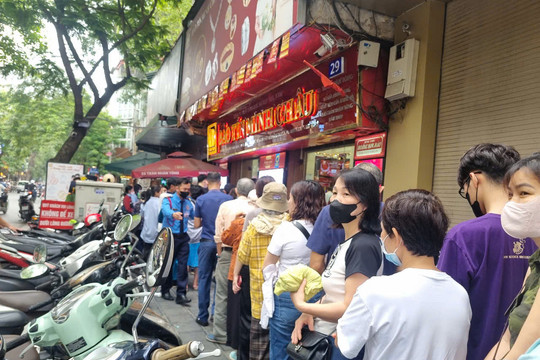 Người mua vàng cãi vã, xếp hàng cả tiếng rồi 'quay vào ô mất lượt'