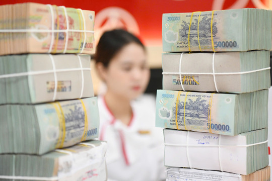 Tiền gửi vào ngân hàng bất ngờ sụt giảm