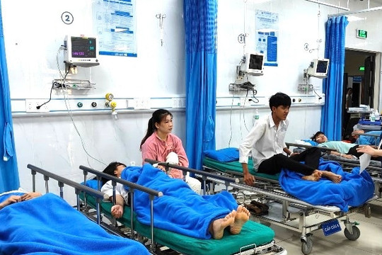 Ô tô chở 20 học sinh bị lật: Sở Y tế chỉ đạo khẩn, 3 bệnh viện dồn sức cứu chữa
