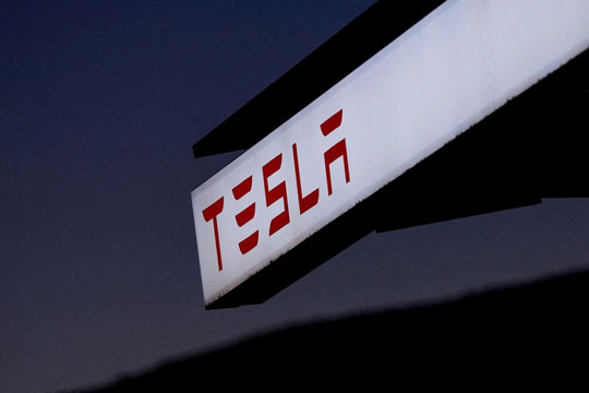 Buồn của Elon Musk: CEO ôm đồm chính trị khiến cổ phiếu Tesla 'bốc hơi' nửa giá trị, hơn 20% doanh thu từ Trung Quốc có thể 'bay màu