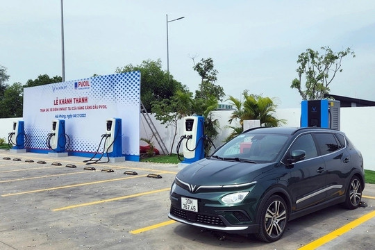 Hợp lực cùng VinFast, 'đại gia' bán lẻ xăng dầu lắp đặt 2.300 trụ sạc xe điện trên toàn quốc