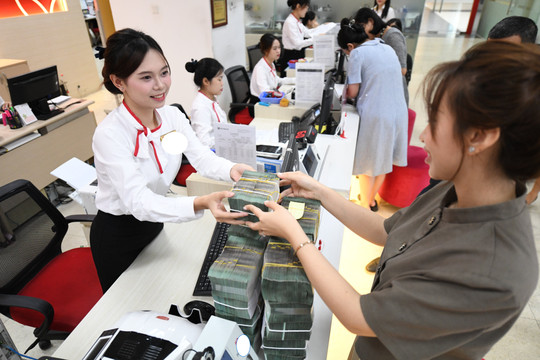 Vì sao nhiều người rút tiền gửi ngân hàng?