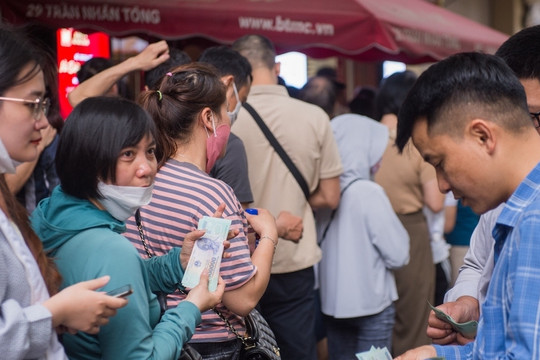 Giá vàng hôm nay 23/4/2025: SJC đảo chiều lao dốc, 'bốc hơi' 2 triệu đồng/lượng