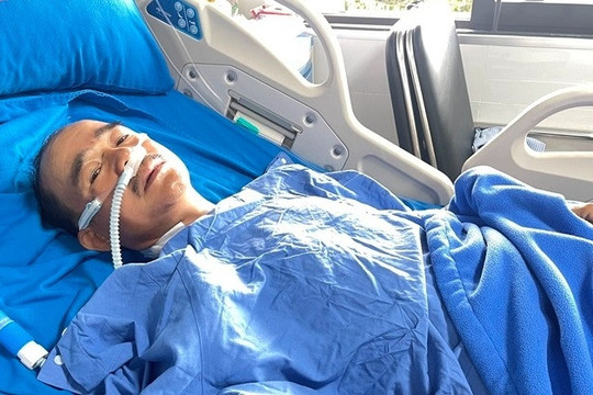 Tài xế xe chở 20 học sinh lật ngửa: 'Không kiểm soát được, tôi ôm vô lăng bất lực'
